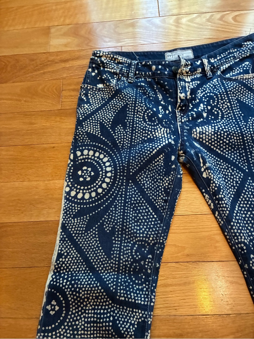 NWT Free People Navy & Cream Printed Flare Malaya Jeans 28 - Picture 5 of 7